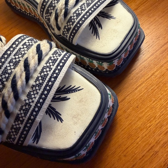 Farm Rio Navy and White Pineapple Platform Festival Vacation Sandals Size 8 - Picture 4 of 12
